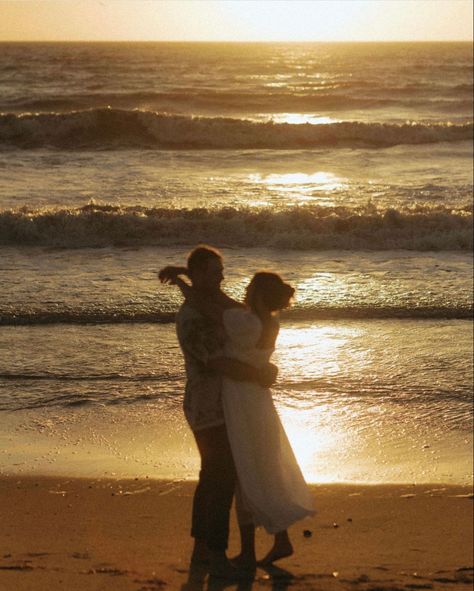 Sunrise Beach Engagement Photoshoot, Sunrise Couple Pictures, Hawaii Couples Photoshoot, Pre Wedding Shoot Ideas Beach, Sunrise Couple Photography, Sunset Beach Engagement Photos, Sunset Beach Couple Pictures, Winter Beach Engagement Photos, Couple Sunset Pictures