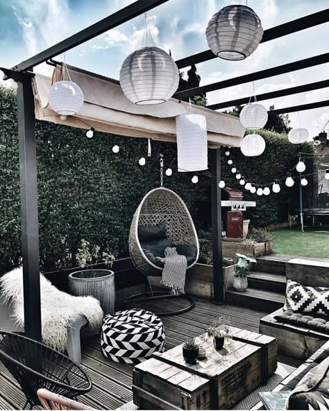 Place for reading book with a cup of tea. Balkon Decor, Pergola Patio, Outdoor Backyard, Hanging Garden, Backyard Patio Designs, Back Garden, Balcony Decor, Backyard Decor, Backyard Design