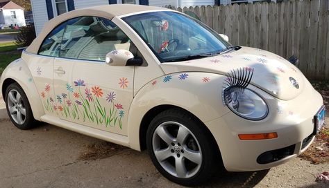 Beetle Car With Daisy Rims, Beetle Cars With Daisy Rims, Cute Vw Beetle Accessories, Vw Beetle Decorations, 2014 Volkswagen Beetle, Volkswagen Beetle Decorations, Volts Wagon Beetle, Beetle Car Aesthetic, Vw Beetle Aesthetic