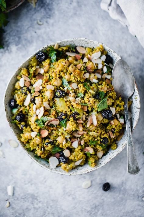 Sweet & savory 30-minute Moroccan chickpea quinoa salad made in one pot. This vegan chickpea quinoa salad recipe packs plenty of plant-based protein and delicious, global flavors from cumin, turmeric and cinnamon. The perfect vegetarian meal to prep for lunch! #quinoa #quinoasalad #salad #vegan #lunch #mealprep #glutenfree #moroccan #chickpeas Chickpea Quinoa Salad, Salad Coleslaw, Chickpea Quinoa, Moroccan Chickpea, Ambitious Kitchen, Pot Dinners, Quinoa Salad Recipes, Food Easy, Dinner Easy