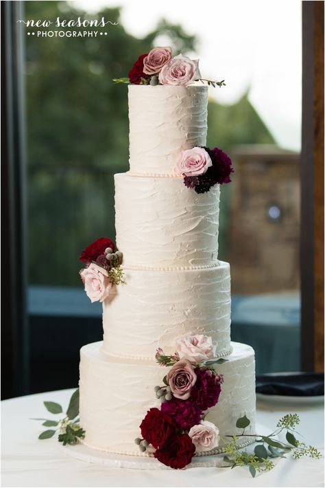 Maroon And White Wedding Cake, Mladenacke Torte, Tall Wedding Cake, Bohemian Wedding Cake, White And Gold Wedding Cake, Tall Wedding Cakes, Moms 60th, Flowers Wedding Cake, Burgundy Wedding Cake