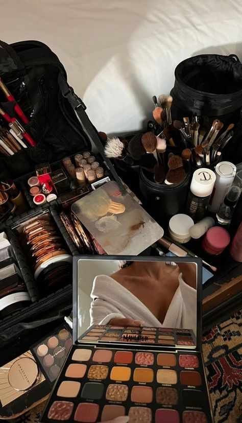 Makeup Artist Career, Getting Ready Aesthetic, Makeup Cart, Cosmetics Aesthetic, Ready Aesthetic, Concert Makeup, Fashion Dream Job, Makeup Artist Kit, Brand Photography Inspiration