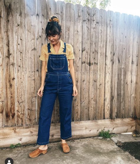 Overalls Office Outfit, Overalls With Boots Outfits, Cute Overalls Aesthetic, Overalls Outfit Work, Courdory Overalls Outfits, Orange Overalls Outfit, Tan Overalls Outfit, Wide Leg Overalls Outfit, Vintage Overalls Outfits