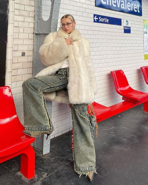 Fur Jacket Outfit, Fur Coat Outfit, White Fur Coat, Denim On Denim, White Fur, Coat Outfits, Fashion Photoshoot, Fashion Killa, Outfits Casuales