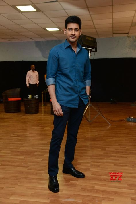 Mahesh Babu Stills From Spyder Movie Interview - Social News XYZ Mahesh Babu Wallpapers, Mens Indian Wear, Casual Work Attire, Kurta Style, Fashion Packaging, Mahesh Babu, Men Fashion Casual Shirts, Stylish Men Casual, Mens Casual Dress Outfits