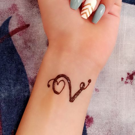 Simple Mehndi Patterns, C Wallpaper Letter Aesthetic, Short Mehndi Design, Simple Arabic Mehndi, Simple Arabic Mehndi Designs, Eid Mehndi Designs, Engagement Mehndi Designs, Mehndi Simple, Arabic Mehndi Designs