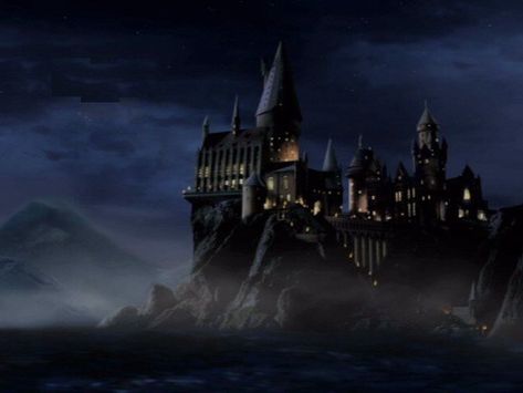 Hogwarts Hogwarts Castle At Night, Hogwarts Night, Hogwarts At Night, Castle At Night, Castle Movie, Castle Background, The Sorcerer's Stone, Harry Potter Houses, Hogwarts Castle