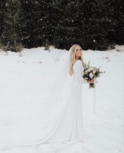 Snowy Wedding Dress, Snow Winter Wedding, Winter Wedding Veil, Winter Snow Wedding Dress, Winter Bride Shoes, Winter Bridal Looks, December Wedding Pictures, Winter Elopement Photos, Winter Wedding Photoshoot