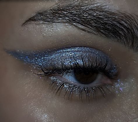 Royal Blue And Silver Makeup Looks, Eye Makeup Light Blue, Low Light Aesthetic, Eye Makeup Light, Icy Makeup, Blue Glitter Eye Makeup, Aesthetic Editorial, Shadow Wings, Silver Eyeliner