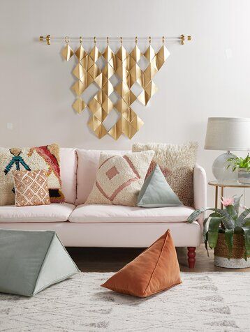 gold-wall-hanging-above-pink-sofa-371bda80 Wall Decor Above Couch, Decor Above Couch, Cheap Diy Wall Art, Brass Wall Art, Diy Wall Design, Koti Diy, Above Couch, Gold Wall Decor, Embroidery Wall Art