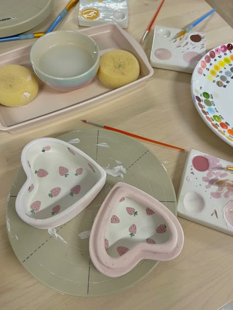 Girly Clay Ideas, Heart Box Painting Ideas, Dainty Pottery, Plates Aesthetic, Heart Pottery, Ceramic Cafe, Beginner Pottery, Diy Ceramic, Tanah Liat