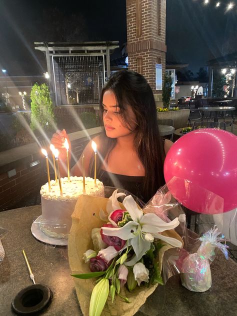 Birthday Cafe Pose, Birthday Photoshoot Ideas In Cafe, Birthday In Cafe, Cake Poses Photo Ideas, Pose Ideas Birthday, Aesthetic Birthday Photos, Birthday Poses With Cake, Birthday Pics Aesthetic, Birthday Inspo Pics