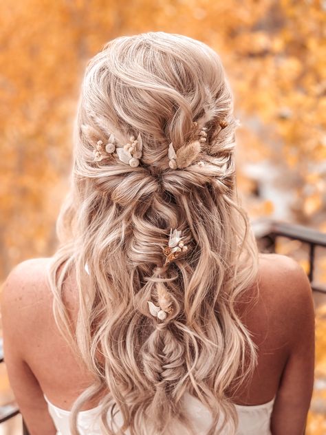 Half Up Half Down With Hair Vine, Boho Wedding Hair Braid Loose Waves, Boho Hair Bridal, Bride Boho Hair, Boho Bride Hairstyles Half Up, Country Style Wedding Hair, Wedding Hairstyles Medium Length Braid Bridal Hair Half Updo, Boho Bride Hair Accessories, Half Braid Wedding Hair