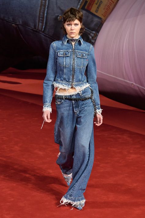 Diesel Fall 2022 Ready-to-Wear Collection | Vogue Diesel Fashion, Mod Squad, Diesel Denim, Estilo Punk, Denim Trends, Vogue Russia, Fall 2022, Fashion Show Collection, Outfit Casual