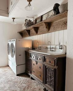 French Laundry Room, Laundry Room Shelf, Cottage Laundry Room, French Country Laundry Room, Outdoor Laundry Rooms, Outdoor Laundry, Laundry Craft Rooms, Country Cottage Farmhouse, Country Laundry Rooms