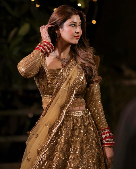 Keeping it gold @bsonarika for her wedding reception. #weddingseason #viralreels #weddingviral #viralbride #viralwedding #weddingphotography #wedding #weddingdress #weddingday #weddings #wreceptionlehenga #goldenlehenga #bridegroom #couplegoals #couple #couples #couplevideos #marriage #marriagetip #shadi #shadiseason #reelsinstagram #trending #trend #wishnwed #shaadi ( tellybride, viral wedding video, groom squad, devokedevmahadev, indian bridal entry, receptiondress , fishtail cut lehenga... Bridal Red Lehenga Designs, Indian Reception Outfit Bridal, Red Lehenga Designs, Bridal Lehenga Latest, Indian Bridal Entry, Lehenga Golden, Golden Bridal Lehenga, Indian Reception Outfit, भारतीय दुल्हन संबंधी