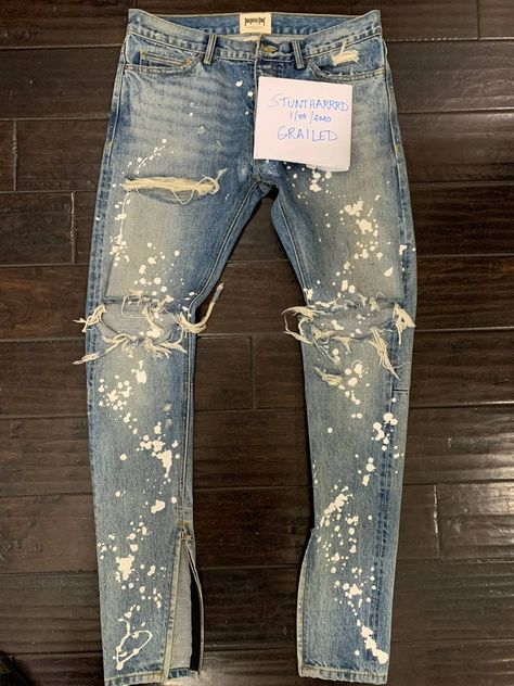 Fear Of God Jeans, Diy Distressed Jeans, Chic Outfits Edgy, Bulls Wallpaper, Jeans Custom, Streetwear Tshirt Design, Pants Custom, Gucci Jeans, Painter Pants