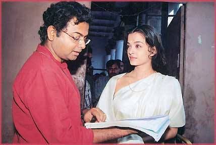 Rituparno Ghosh directing Aishwarya in Chokher Bali Choker Bali, Chokher Bali, Rituparno Ghosh, Rare Images, Indian Photoshoot, Aishwarya Rai Bachchan, Indian Aesthetic, Indian Movies, Miss World