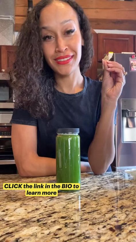 Try this delicious homemade juice made with ingredients that boost your fat burning and give you more energy in your daily life. ————— Credit to thejenjones 😍 Jen Jones, Healthy Juicer Recipes, Healthy Juice Drinks, Homemade Juice, Green Juice Recipes, Smoothie Drink Recipes, Juicer Recipes, Healthy Drinks Smoothies, Healthy Juice Recipes