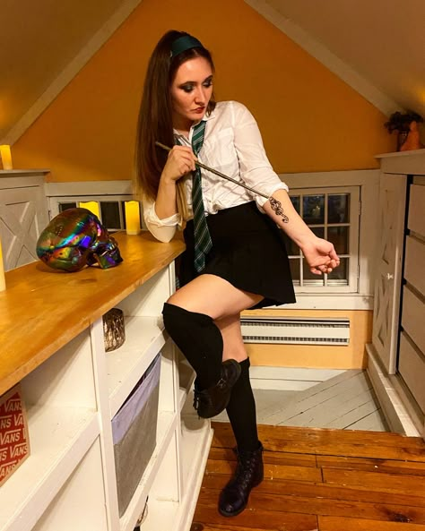 Harry Potter Slytherin Costume, Harry Potter Party Outfit Costume Ideas, Hogwarts Houses Halloween Costumes, Slytherin Halloween Costume Women, Harry Potter Womens Costume, Slytherin Costume Women, Harry Potter Cosplay Female, Hogwarts Student Costume, Harry Potter Party Outfit