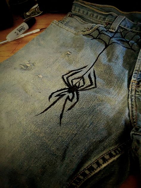 Bleach Jean Designs, Painting Jeans Y2k, Spider Jeans Diy, Jeans Back Pocket Design Paint, Spider Pants Design, Jeans Pocket Painting Ideas, Jeans Painting Ideas Aesthetic, Bleaching Pants, Bleach Pants Design Grunge