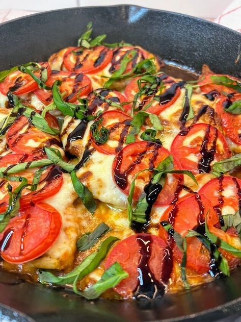 This Caprese Chicken is one of my favorite kinds of meals because it comes together in just about 30 minutes and only uses one pan, which means less clean-up!It’s a delicious meal that will please your family, and is just “fancy” enough to make for company too!How to Make One-Pan Caprese ChickenBegin with boneless, skinless chicken breasts and thinly slice them to make chicken cutlets. For an easy shortcut, ask the meat counter at your grocery store to do this for you.Brown the cutlets… Baked Caprese Chicken, Fresh Basil Recipes, Beer Bread Easy, Cast Iron Chicken, Chicken Caprese, Nuggets Recipe, Caprese Chicken, Tomato Pesto, Balsamic Chicken