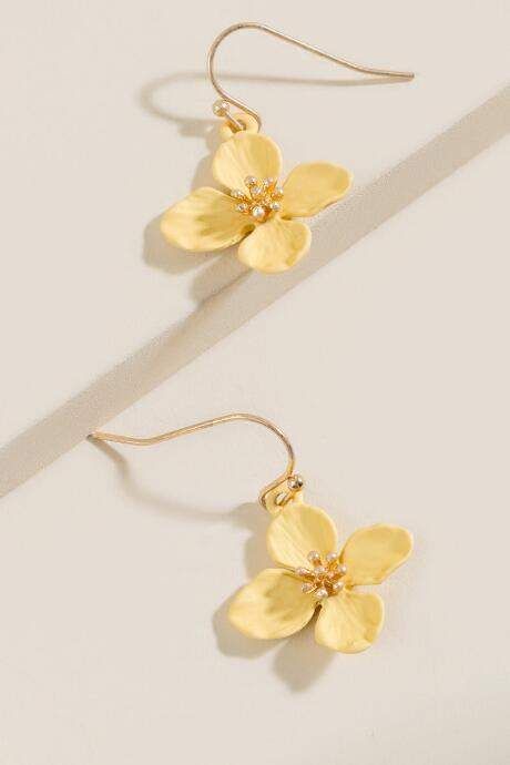 Floral earrings for spring! Francesca's Camila Linear Flower Drop Earrings - Yellow #floral #yellow #spring Light Yellow Earrings, Yellow Aesthetic Accessories, Yellow Earrings Aesthetic, Yellow Prom Accessories, Cute Yellow Accessories, Yellow Accessories Outfit, Yellow Accessories Aesthetic, Yellow Flower Earrings, Yellow Jewelry Aesthetic