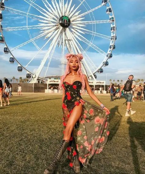 Top 23 summer festival outfit ideas for music and boho fans Mode Coachella, Geek Outfit, Moda Coachella, Cochella Outfits, Coachella Vibes, Coachella Outfits, Coachella Looks, Edm Festival Outfit, Coachella 2019