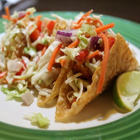 Applebee's Wonton Tacos Recipe Wonton Tacos Recipe, Applebees Chicken, Lovers Chicken, Chicken Wonton Tacos, Applebees Recipes, Crunchy Toppings, Crunchy Coleslaw, Wonton Tacos, Soy Ginger