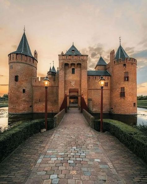 Castle Pics on Instagram: "Muiden Castle 🏰 Netherlands 🇳🇱 Credit 📸 @giuliogroebert 👏🤩 -- -- Follow @castlepics for more Follow @castlepics for more Follow @castlepics for more -- -- Muiden Castle is a castle in the Netherlands, located at the mouth of the Vecht river, some 15 kilometers southeast of Amsterdam, in Muiden, where it flows into what used to be the Zuiderzee. It is one of the better known castles in the Netherlands and featured in many television shows set in the Middle Ages. T Castle Netherlands, Day Trips From Amsterdam, Medieval Architecture, Medieval Fortress, Apartment Architecture, Castle Ruins, Beautiful Castles, Ancient Architecture, Day Trip