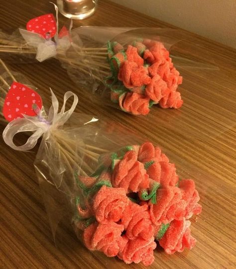 Gummy Bouquet Diy, Candy Rose Bouquet, Candy Roses, Anniversaire Diy, Candy Flowers, Sweet Gift Ideas, Diy Gift Set, Flower Gift Ideas, Creative Gifts For Boyfriend