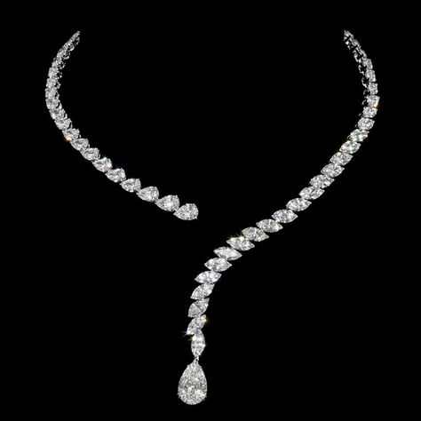 Pear Shaped Diamond Necklace, خواتم خطوبة, Beautiful Diamond Necklace, Afrikaanse Mode, Diamond Necklace Designs, Solitaire Pendant Necklace, Diamond Necklace Set, Diamond Jewelry Necklace, Expensive Jewelry