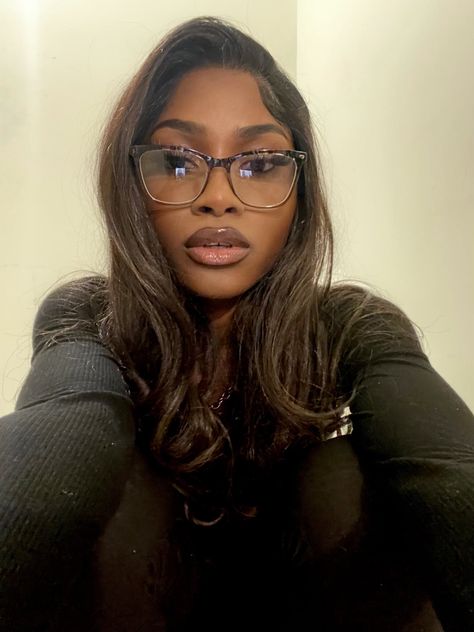 Glasses Inspiration, Glasses Makeup, Wearing Glasses, Girls With Glasses, Makati, How To Pose, Black Girls Hairstyles, Aesthetic Hair, Brown Skin