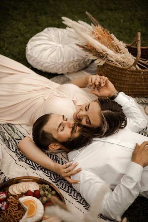 Picnic Setup Photoshoot, Picnic Blanket Photoshoot Couple, Retro Picnic Photoshoot, Picnic Proposal Photoshoot, Winter Picnic Photoshoot, Vintage Picnic Photoshoot Couple, Picnic Wedding Photoshoot, Vintage Picnic Engagement Photos, Couple Photoshoot Themes