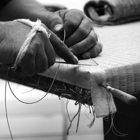 tatami maker by ajpscs, via Flickr Australian Painters, Japan Architecture, Ordinary People, Japanese Interior, Washi Paper, World Crafts, Traditional Crafts, Japan Fashion, Artisan Craft