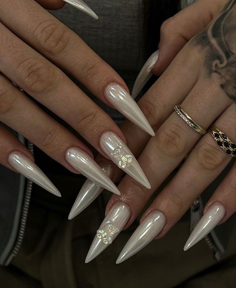 Acrylic Nails Stiletto, Stilleto Nails Designs, Milky Nails, Colorful Nails, Pointed Nails, Purple Nail, Stiletto Nails Designs, Pearl Nails, Fire Nails