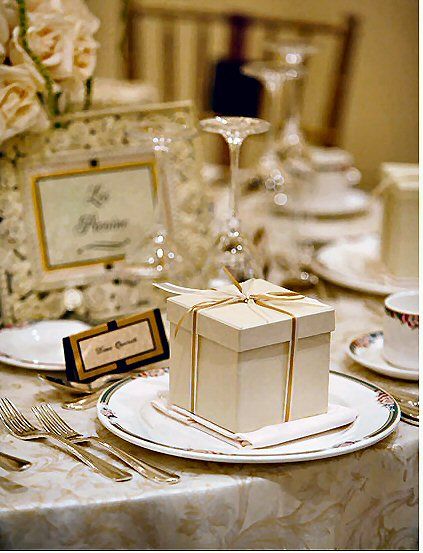 elegant favor boxes for guests Elegant Bridal Shower Favors, Video Pernikahan, New Years Wedding, Bridal Shower Tables, Elegant Wedding Favors, Vintage Wedding Theme, Elegant Bridal Shower, Wedding Shower Favors, Wedding Favors Cheap