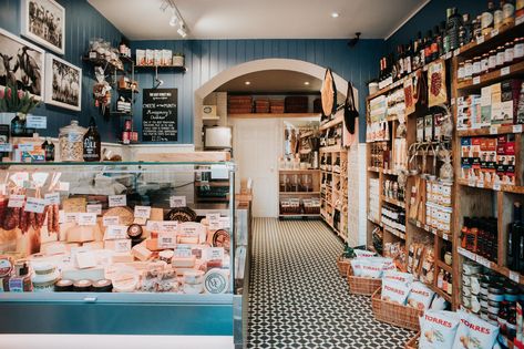 Cozy Retail Store, Pasta Shop Interior, Deli Restaurant Design, Italian Deli Aesthetic, Boutique Grocery Store, European Grocery Store, French Grocery Store, Deli Design Ideas, Deli Shop Design