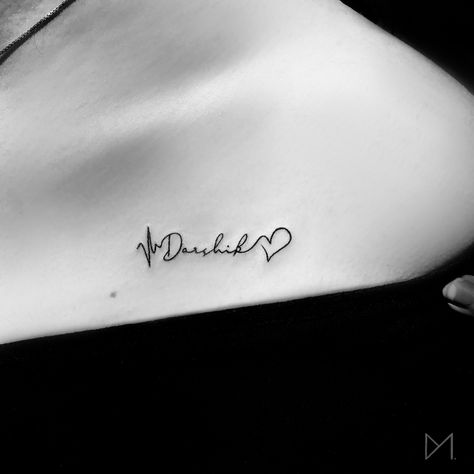 Name Heart with Beat Tattoo Name Tattoo On Collar Bone For Women, Collar Bone Tattoo Name, Name On Collar Bone Tattoo, Collar Bone Name Tattoo, Collarbone Name Tattoo, Heart Beat Tattoo With Name, Name With Heart Tattoo, Tattoos Collar Bone, Friend Tats