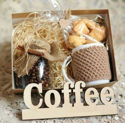 Details Easy Gift Baskets, Family Gift Baskets, Diy Christmas Gifts For Friends, Coffee Gifts Box, Personalized Gift Baskets, Personalised Gifts Diy, Diy Gift Baskets, Christmas Baskets, Coffee Gift