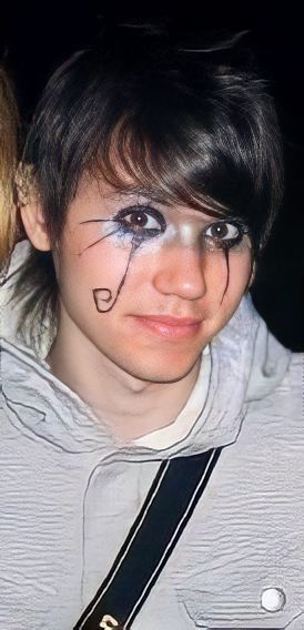 Ryan Ross Eyeliner, Ryan Ross Drawing, Guyliner 2000s, Ryan Ross Tattoo, Ryan Ross Shirtless, Ryan Ross Outfits, Ryan Ross Pfp, Ryan Ross Makeup, The Young Veins