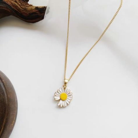 Beautiful Enamel Daisy Charm Necklace For Any Occasions Brand New Boutique Daisy Jewellery, Studio Jewelry, Daisy Pendant, Daisy Jewelry, Daisy Charm, Fancy Jewellery Designs, Golden Necklace, White Daisy, Fancy Jewellery