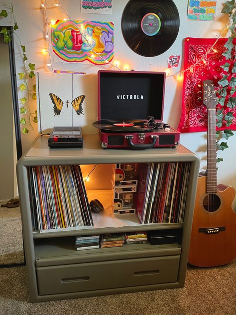 How To Display Vinyl Records, Vynil Record Shelf, Vynil Display Ideas, Bedroom Music Studio Aesthetic, Vynil Record Aesthetic, Vinyl Shelf Aesthetic, Record Player Setup Bedroom, Music Corner Bedroom, Vinyl Player Setup