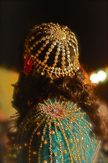 Kurdish Dress, Arabic Jewelry, Arab Culture, Arab Beauty, Desi Wedding, Indian Aesthetic, Arabian Nights, Gold Jewellery Design, Headdress