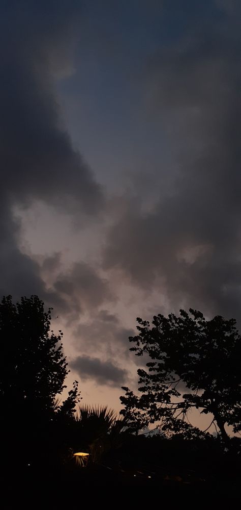 Cloudy Night Sky Wallpaper, Evening Pics Nature, Evening Rainy Sky, Evening Time Photography, Rainy Evening Photography, Weather Pics Sky, Evening Time Sky, Evening Instagram Stories, Cloudy Sky Video