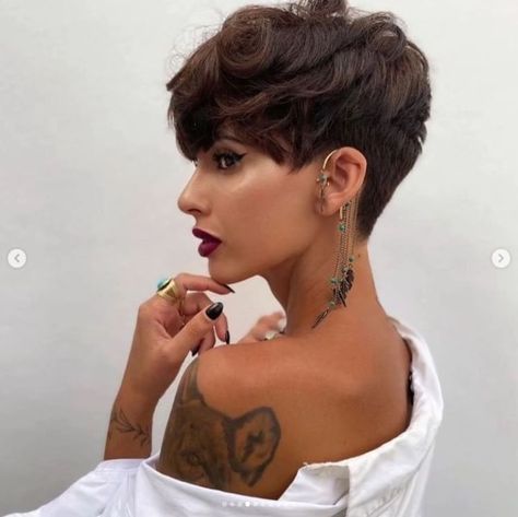 Hair Color Pixie Cut, Pelo Color Borgoña, Crop Haircut, Short Hair Images, Short Sassy Hair, Edgy Short Hair, Penteado Cabelo Curto, Short Bob Hairstyles, Pixie Hairstyles