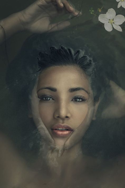 submerged water face Beauty Dish, Water Shoot, Dark Beauty Magazine, Photographie Portrait Inspiration, Foto Tips, Water Photography, Foto Art, Shooting Photo, Shoot Inspiration