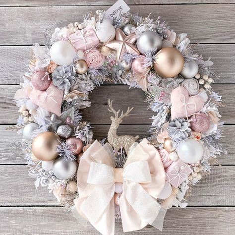 Christmas Wreaths Diy Ornaments, Pink Christmas Wreath, Christmas Flower Decorations, Crafts Simple, Christmas Decorations Apartment, Rose Gold Christmas, Christmas Decoration Ideas, Christmas Decor Inspiration, Pink Christmas Decorations