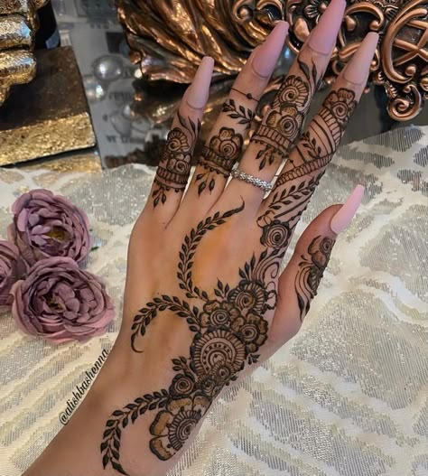 Henna Tattoo Design, Small Henna Designs, Henna Designs Back, Henna Flower Designs, Tattoos Henna, Henna Designs Wrist, Henna Nails, Henna Inspired Tattoos, Henna Hand