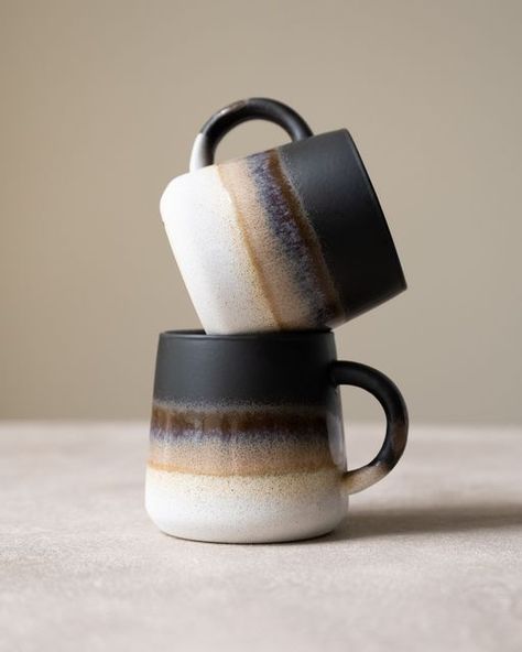 Modern Coffee Mugs, Black Ceramic Mug, Pottery Mug Shape Ideas, Matte Pottery Glaze, Glaze Inspo Pottery, Coffee Mugs Pottery, Dip Ombre, Handmade Pottery Mugs, Black Things